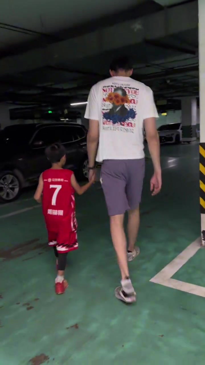 pg电子官网-周琦家人社交媒体分享：首冠荣耀加身 防守硬核无惧对抗