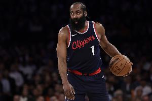 防比攻好！哈登半场9投仅3中拿到8分4助 有4抢断